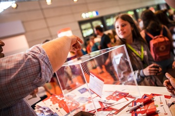 Das tägliche Gewinnspiel lockte viele BesucherInnen an den Stand