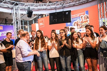 Freude bei der Klasse Freude bei der Klasse 8.2 vom Julius-Spiegelberg-Gymnasium in Vechelde: Beim Standgewinnspiel hat Selina Ahmetovic (vorne, 2. v.l.) den Hauptpreis gewonnen - eine 4-tägige Klassenreise nach Brüssel