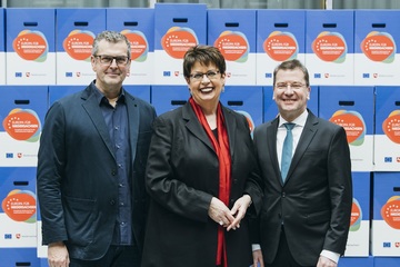 v.l.: Prof. Gunnar Spellmeyer, Ministerin Birgit Honé, Prof. Dr. Josef von Helden