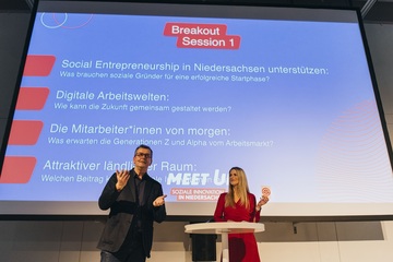 Prof. Gunnar Spellmeyer mit Moderatorin Silke Leinweber