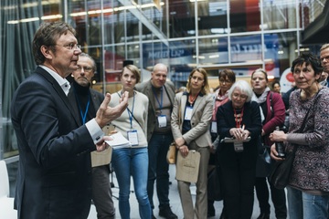 Martin Schnellhammer vom Living Lab Osnabrück diskutiert mit den Teilnehmer*innen, was soziale Innovationen zur Attraktivität ländlicher Räume beitragen können