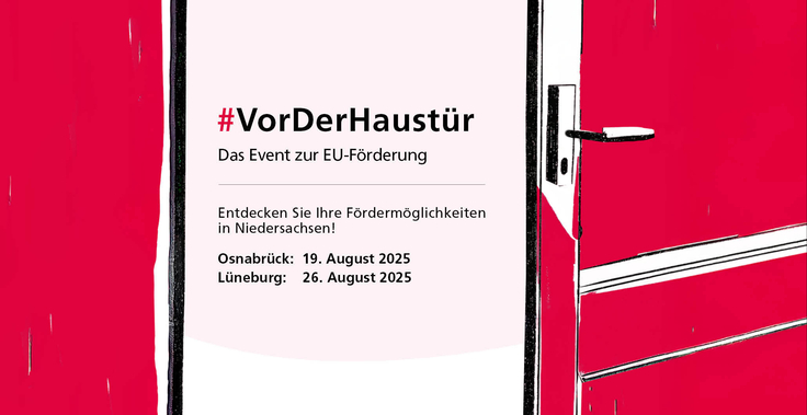 Eine weit nach innen geöffnete rote Tür; im Türspalt der Text 