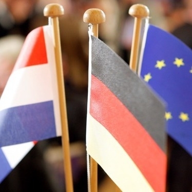 Fähnchen der Niederlande, Deutschland und der EU