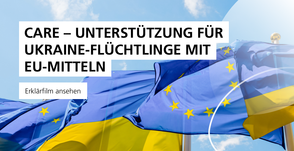 Fahnen der EU und der Ukraine, Text: CARE - Unterstützung für Urkaine-Flüchtlinge mit EU-Mitteln, Erklärfilm ansehen